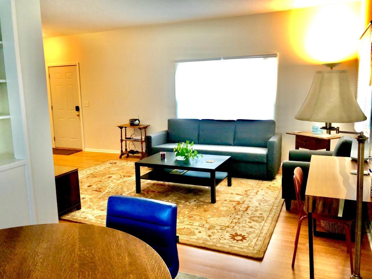 Apartment Homey 2 Bedroom Apartment, Minutes From Everything!