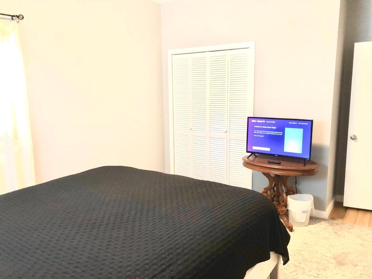 Homey 2 Bedroom Apartment, Minutes From Everything! Apartment *