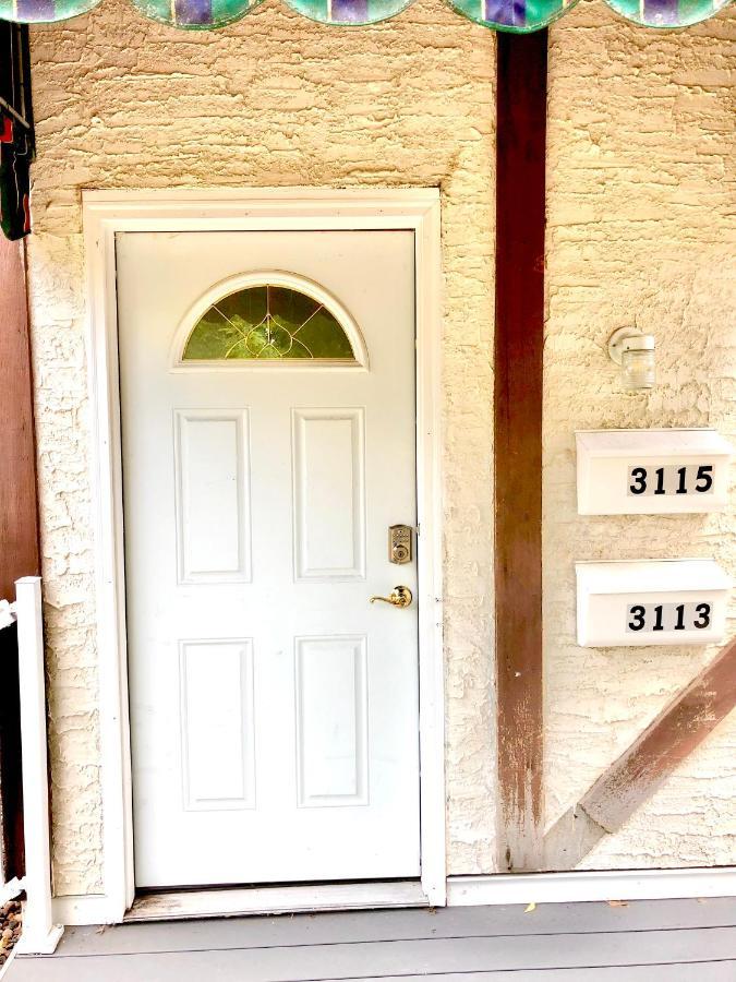 Homey 2 Bedroom Apartment, Minutes From Everything! *