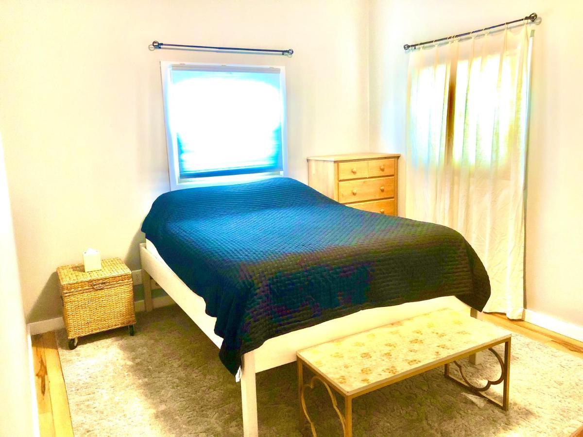 Homey 2 Bedroom Apartment, Minutes From Everything! Apartment Minneapolis