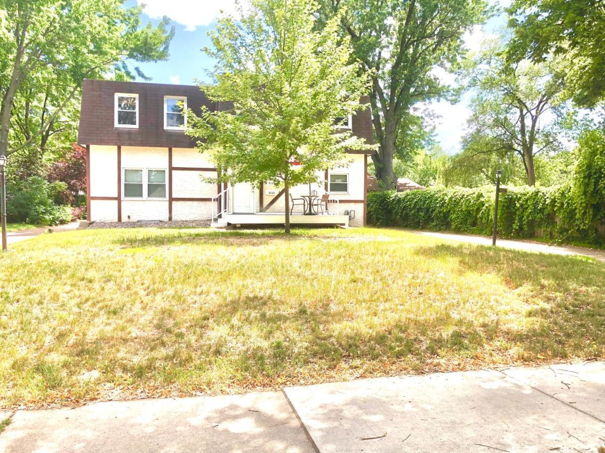 Homey 2 Bedroom Apartment, Minutes From Everything! *
